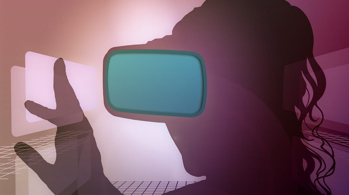 personne utilisant un casque de réalité virtuel