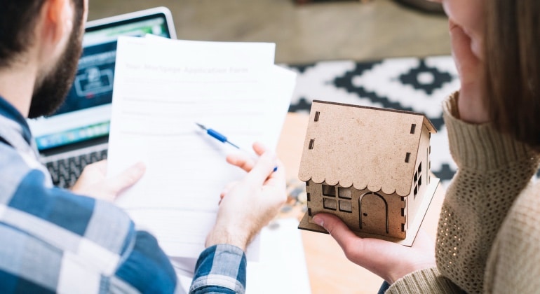 Homme listant les éléments de l'appartement