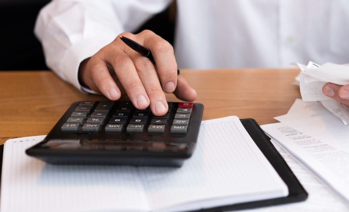 Photo d'un homme utilisant une calculatrice