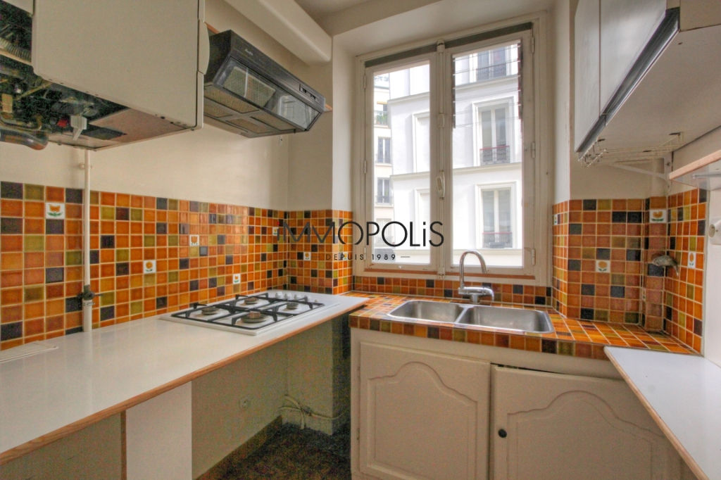 Beau 3 pièces à rénover de 47,11 M² situé aux Abbesses dans un bon immeuble en pierre de taille 5