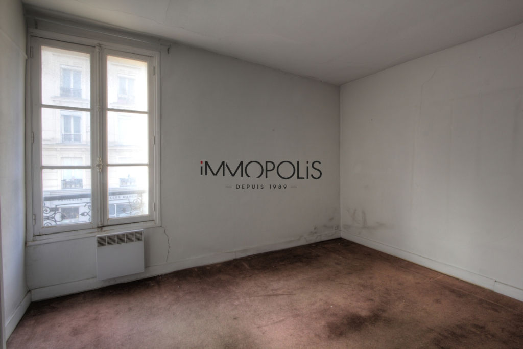 Bonne affaire : 2 pièces à rénover aux Abbesses de 28,81 M² 2
