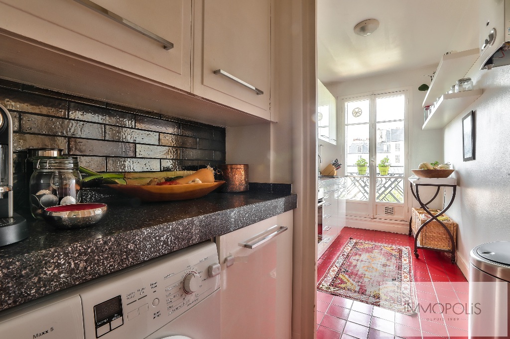 Rare à Montmartre, superbe appartement en étage élevé avec ascenseur et vues dégagées ! 9