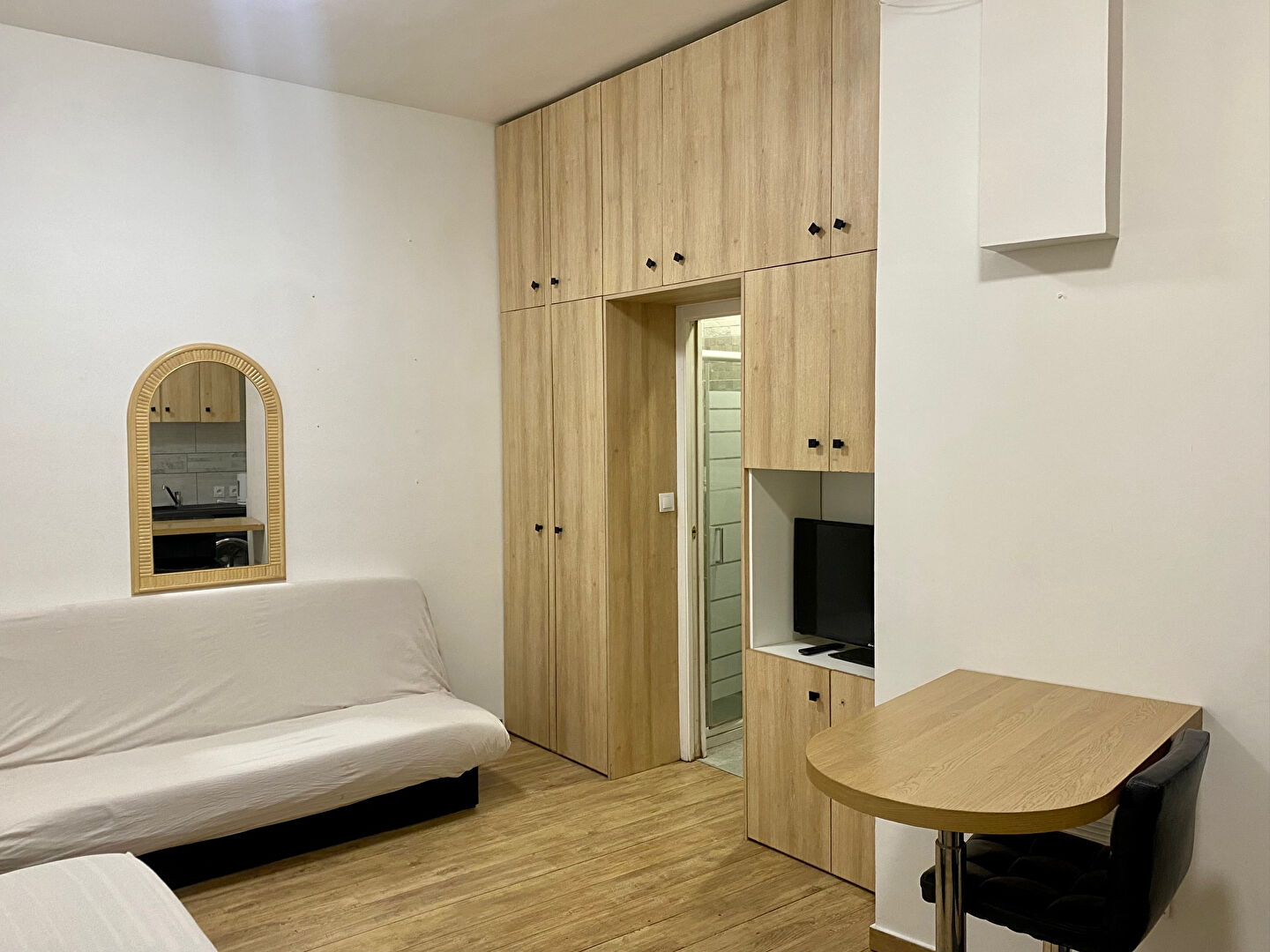 Studio refait a neuf rue custine ! 2