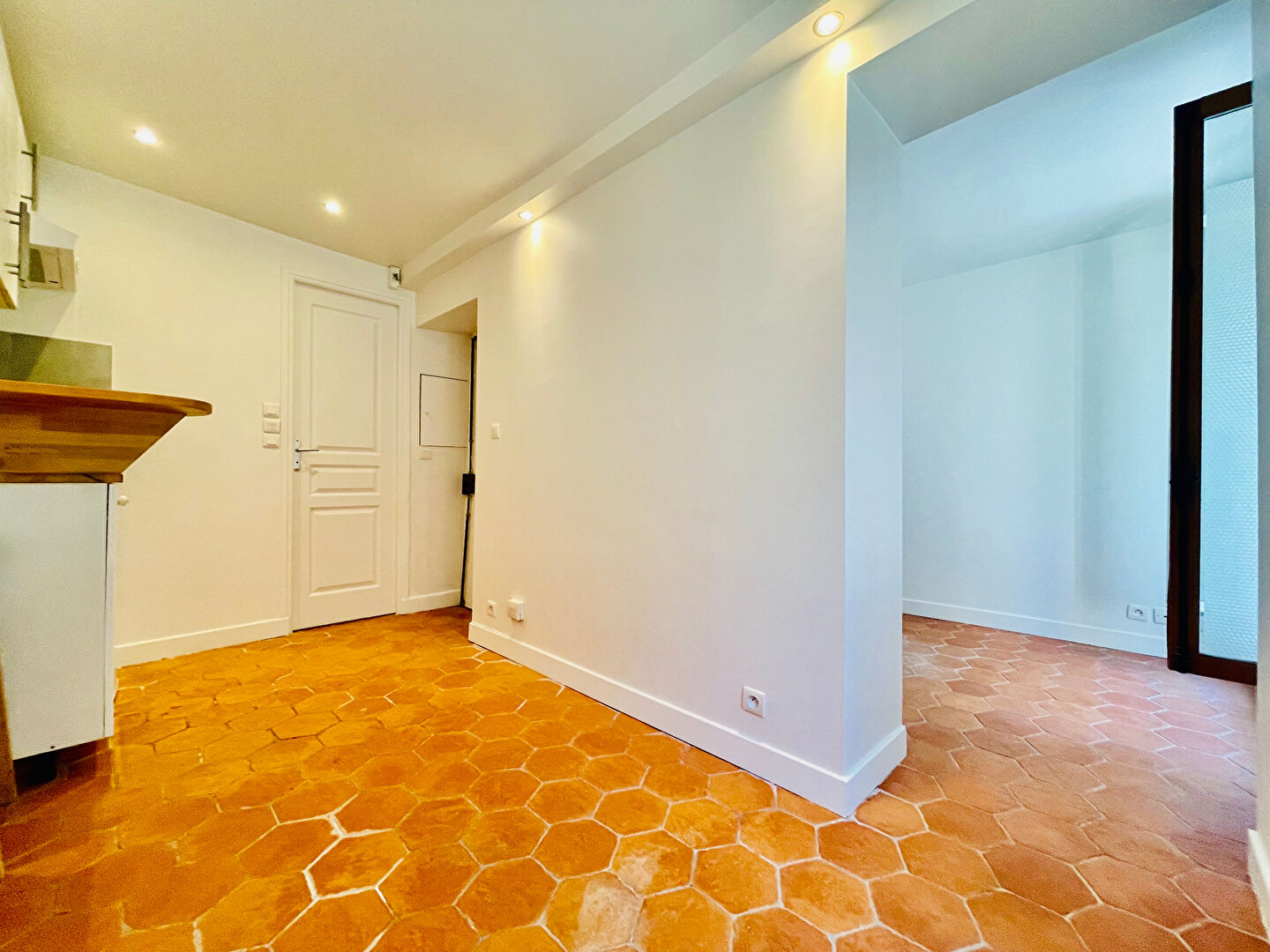 Deux pièces à Montmartre, donnant sur une rue piétonne – 16,56 m2 2
