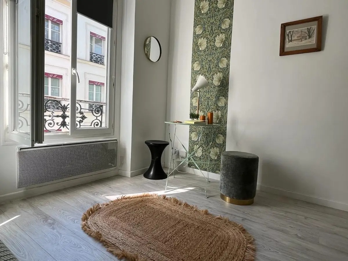 Studio très lumineux au 3e étage d&rsquo;une rue calme et recherchée aux Abbesses 1