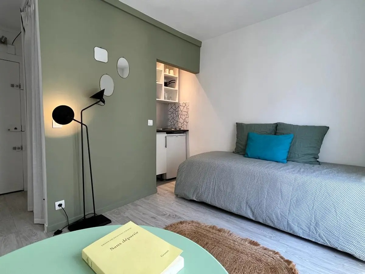 Studio très lumineux au 3e étage d&rsquo;une rue calme et recherchée aux Abbesses 3