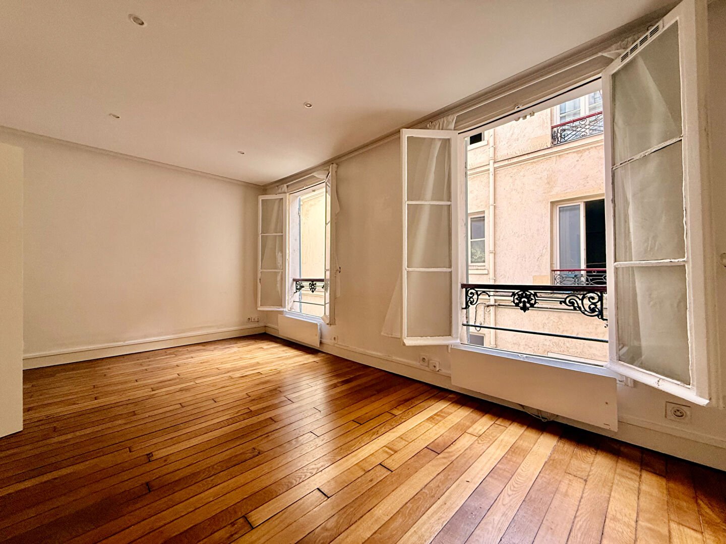 Studio lumineux et paisible, proche de la place des Abbesses 1