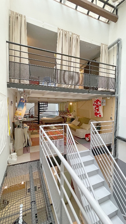 Loft atypique à usage de local (mixte possible), 156 m² sur 3 niveaux avec verrières : Paris 18-9e, Martyrs / Clichy 11 Loft atypique à usage de local (mixte possible), 156 m² sur 3 niveaux avec verrières : Paris 18-9e, Martyrs / Clichy 11