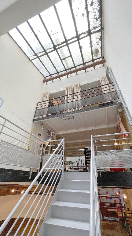 Loft atypique à usage de local (mixte possible), 156 m² sur 3 niveaux avec verrières : Paris 18-9e, Martyrs / Clichy 12 Loft atypique à usage de local (mixte possible), 156 m² sur 3 niveaux avec verrières : Paris 18-9e, Martyrs / Clichy 12