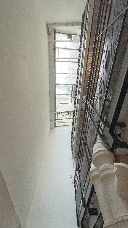 Loft atypique à usage de local (mixte possible), 156 m² sur 3 niveaux avec verrières : Paris 18-9e, Martyrs / Clichy 14 Loft atypique à usage de local (mixte possible), 156 m² sur 3 niveaux avec verrières : Paris 18-9e, Martyrs / Clichy 14