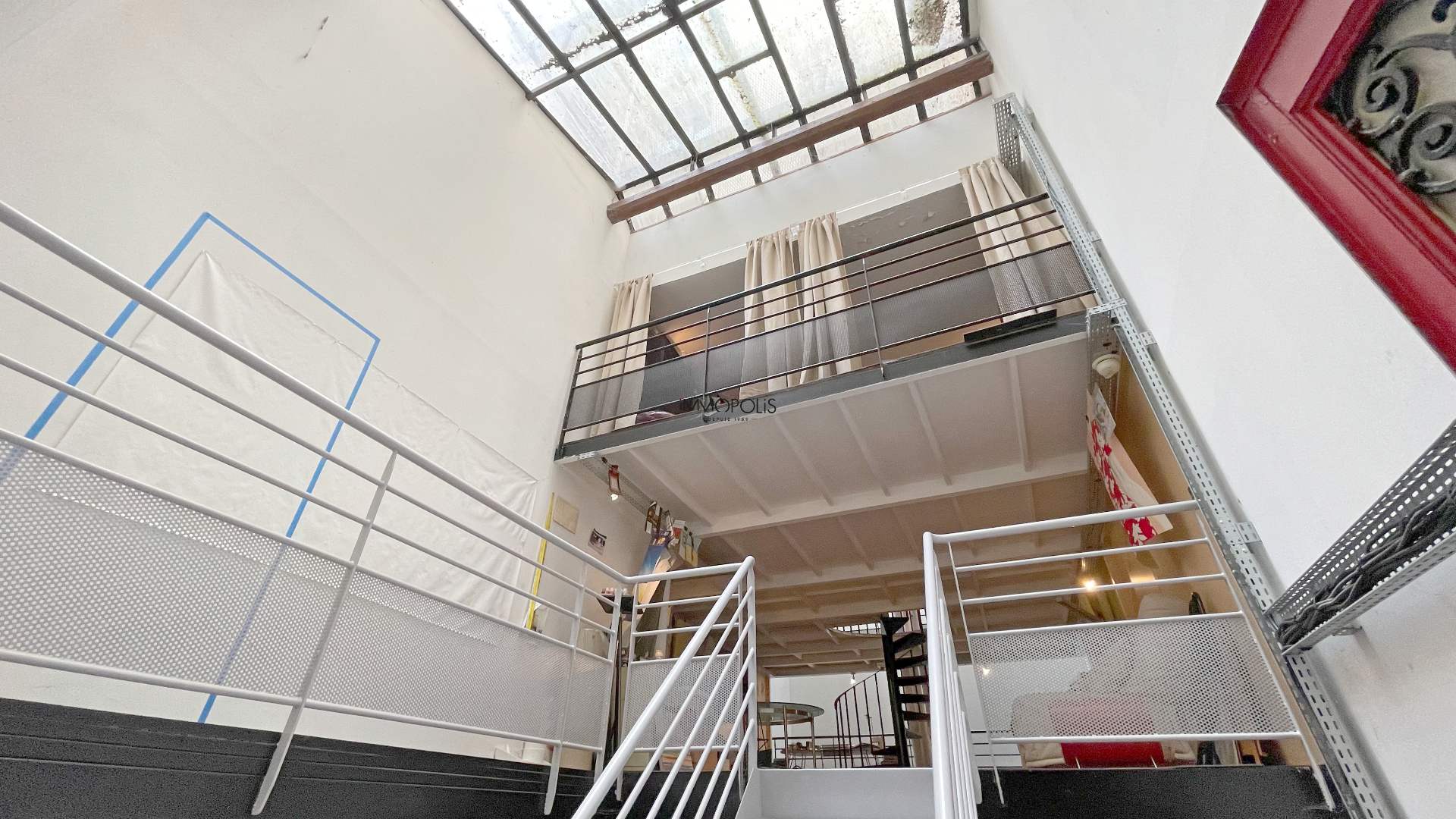 LOFT / ATELIER D’ARTISTE totalement atypique, en OPEN-SPACE sur trois niveaux avec DEUX VERRIÈRES donnant sur cour calme ! 1 LOFT / ATELIER D’ARTISTE totalement atypique, en OPEN-SPACE sur trois niveaux avec DEUX VERRIÈRES donnant sur cour calme ! 1
