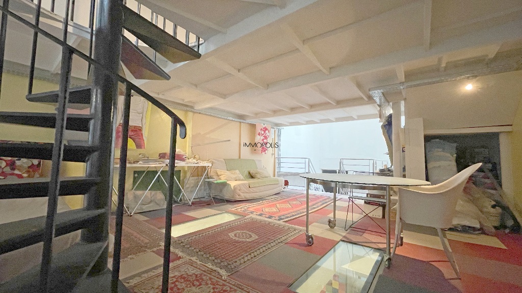 LOFT / ATELIER D’ARTISTE totalement atypique, en OPEN-SPACE sur trois niveaux avec DEUX VERRIÈRES donnant sur cour calme ! 10 LOFT / ATELIER D’ARTISTE totalement atypique, en OPEN-SPACE sur trois niveaux avec DEUX VERRIÈRES donnant sur cour calme ! 10