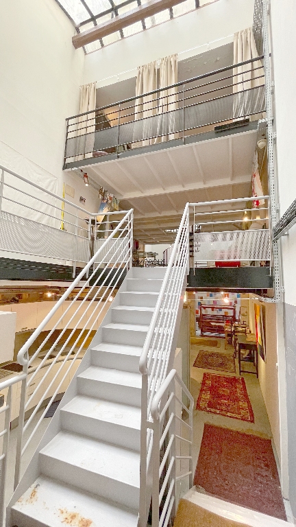 LOFT / ATELIER D’ARTISTE totalement atypique, en OPEN-SPACE sur trois niveaux avec DEUX VERRIÈRES donnant sur cour calme ! 13 LOFT / ATELIER D’ARTISTE totalement atypique, en OPEN-SPACE sur trois niveaux avec DEUX VERRIÈRES donnant sur cour calme ! 13