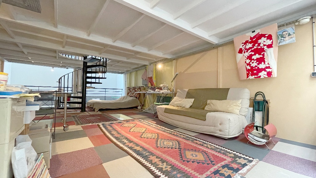 LOFT / ATELIER D’ARTISTE totalement atypique, en OPEN-SPACE sur trois niveaux avec DEUX VERRIÈRES donnant sur cour calme ! 15 LOFT / ATELIER D’ARTISTE totalement atypique, en OPEN-SPACE sur trois niveaux avec DEUX VERRIÈRES donnant sur cour calme ! 15